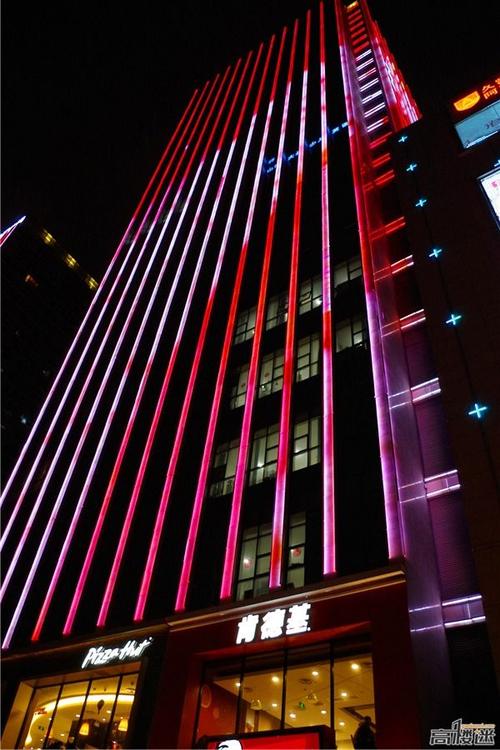 夜晚的黄潜望商圈,天很冷,霓虹灯很炫!