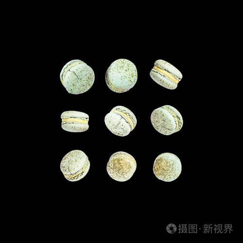 黑色背景上飞行的彩色马卡龙