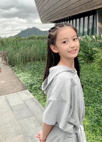 她是王思聪唯一关注的童星,才11岁就会连体衣搭aj袜,贼显腿细