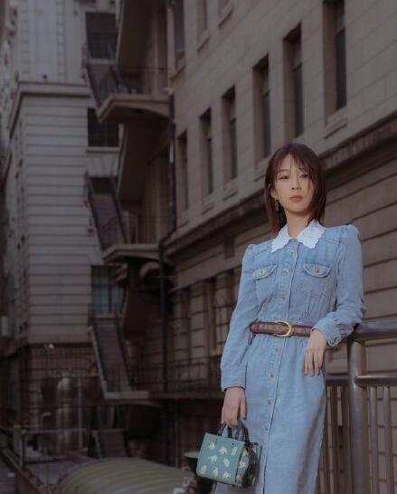 杨紫最新时尚大片释出 复古牛仔长裙搭黑色马丁靴美又飒