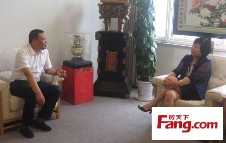 鸿名集团董事长张强红先生(左)与北人集团董事长白珊女士(右)现场交流