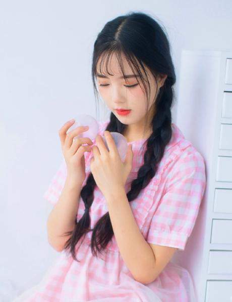 格子裙双马尾妹子,甜美养眼可人,散发着浪漫气息