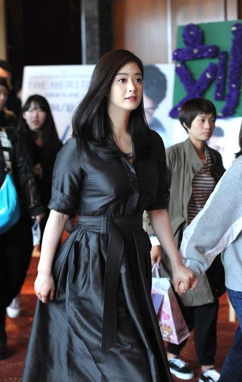 上的蒋欣穿一身黑色但是还比较显瘦的,或许是那个时候她还没有非常胖