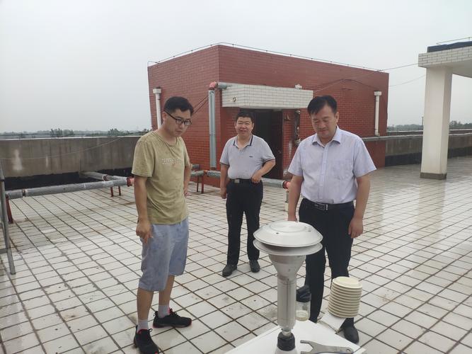 县环保局长赵彦景带领相关科室人员排查职业技术学校站点周边环境情况