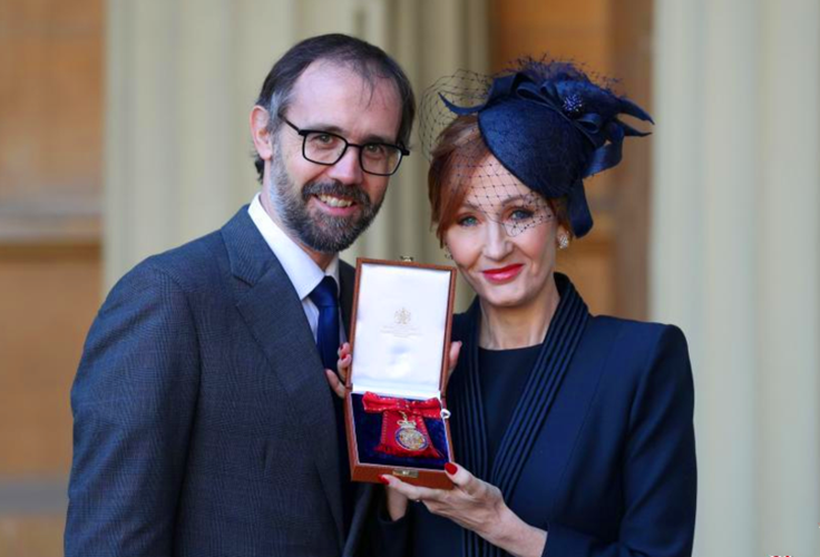 54岁哈利波特作者罗琳捐100万英镑?英国王室授予勋爵,丈夫陪同