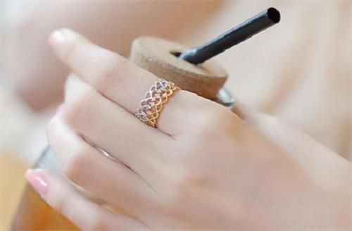 女生左手中指戴戒指其他手指戴戒指的含义