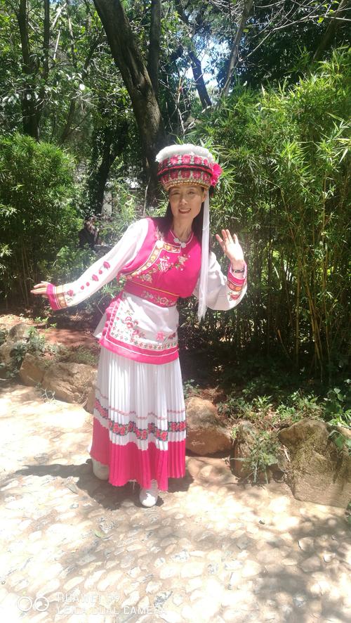 白族姑娘的服饰漂亮不?