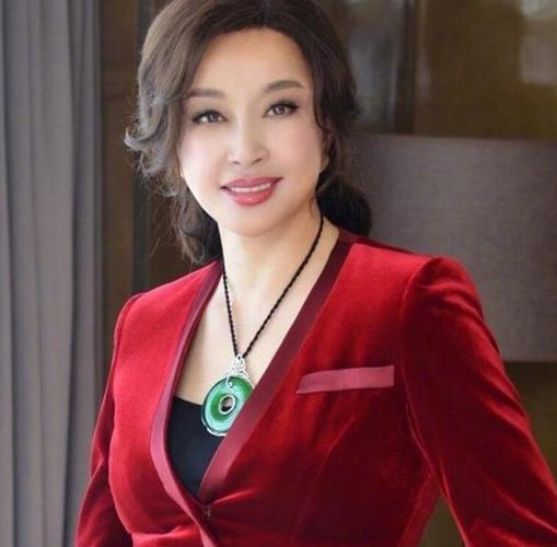 除了刘嘉玲和刘晓庆还这些你意想不到的女星也在戴翡翠