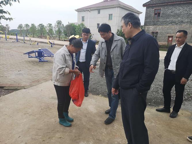 市财政局局长伍鹏到岗上积镇东源村调研产业发展,脱贫