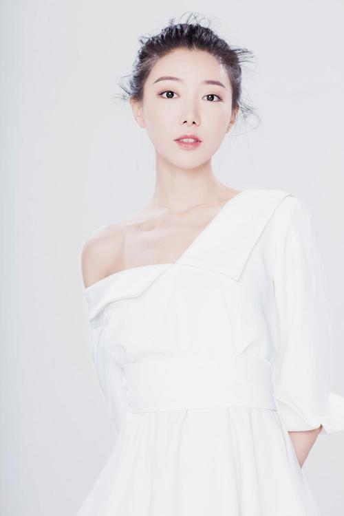演员马赛优雅写真曝光 秀香肩锁骨尽显知性美