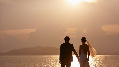 夕阳下的爱情,温柔海边黄昏婚纱照