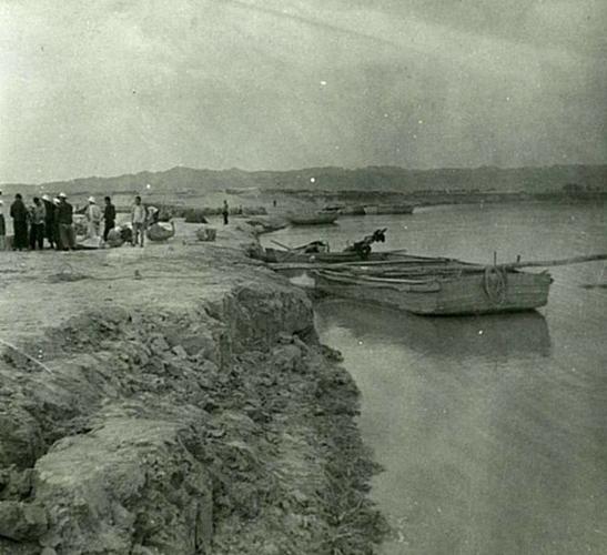 老照片反应真实历史:内蒙古包头黄河岸边驻扎,折射时代背景!