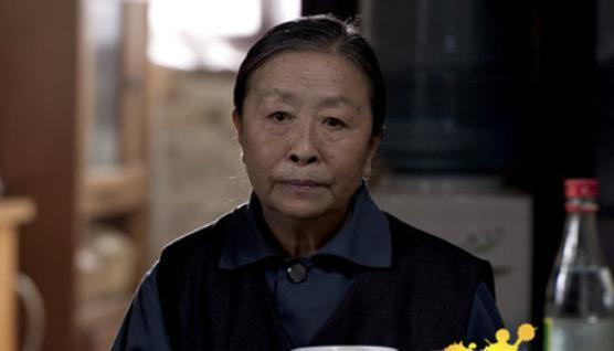 她出演《我的丑娘》爆红,是娱乐圈的老戏骨,如今74岁