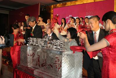 当日,在丰联广场国际会馆举行了规模空前的大型庆典活动,丰联的新老