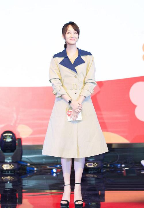 蓝盈莹这次是真的"蓝"了,大脚配粗腰,却意外好看