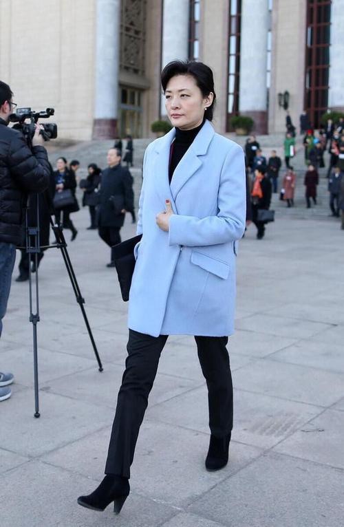 周涛52岁不见老化淡妆还这么漂亮穿西装配高领毛衣气质端庄