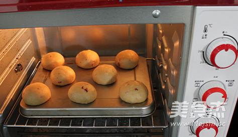 把面包放在烤箱里用发酵功能,发到2.5-3倍大拿出