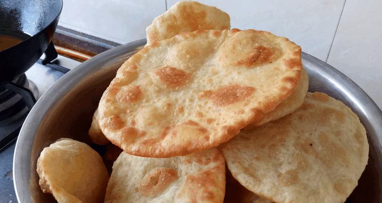  p>炸烫面油饼是一道以面粉,油 ,糖,水为主要食材制作的美食. /p>