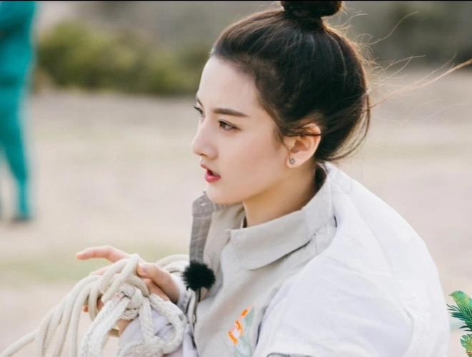 为啥说关晓彤不如宋祖儿美?看到祖儿的素颜,网友:瞬间