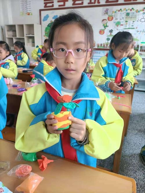 二年级(2)班劳动课之手工制作,《我的花朵最漂亮》!