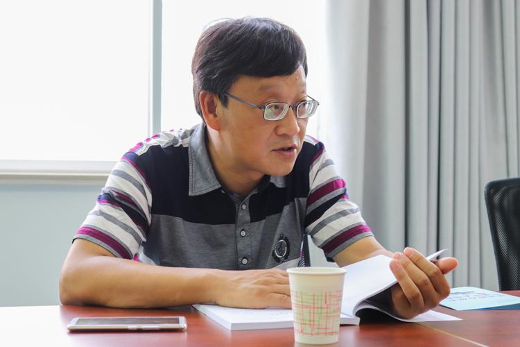 陈贵伦校友正在接受采访