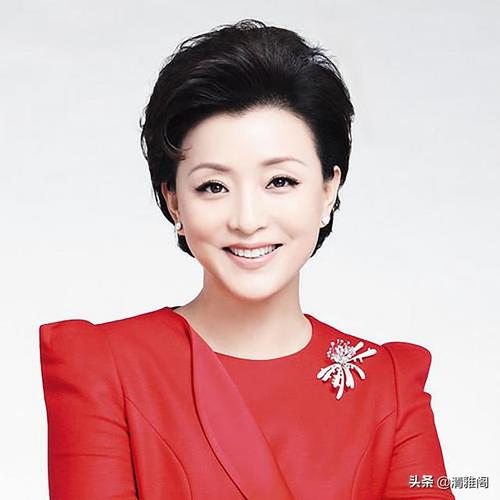 央视一姐杨澜的书法,真如网友所言字迹清雅娟秀,养眼有风度吗?