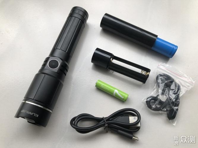 拧开手电筒的尾盖,可以清楚看到工整流畅的螺纹和o防水圈,手电整体