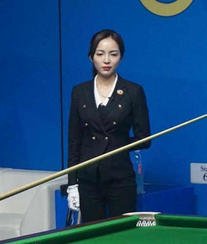 抖音台球女神走红,身材前凸后翘,被捧为中国最美女裁判