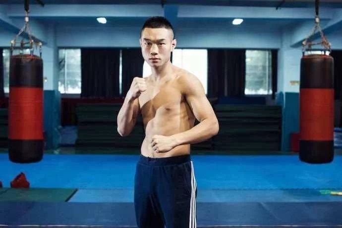 魏锐回归《武林风》首秀炸裂,三回合将世界冠军斩落马下
