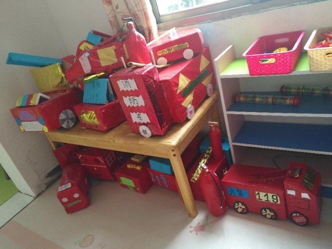云湖桥中心幼儿园小班亲子消防器材手工制作