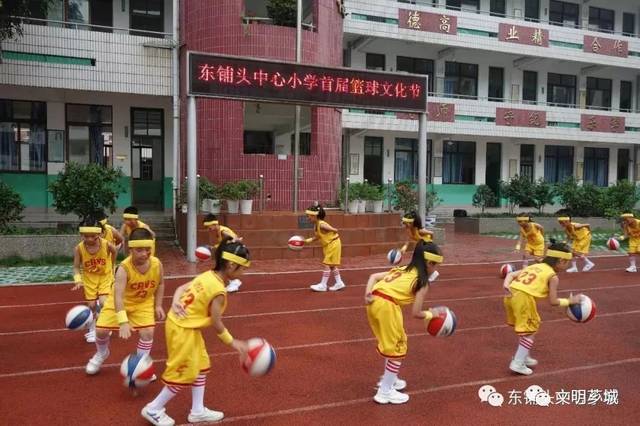 5月27日上午,江滨小学举行了一年级新队员入队仪式,通过这次活动,向