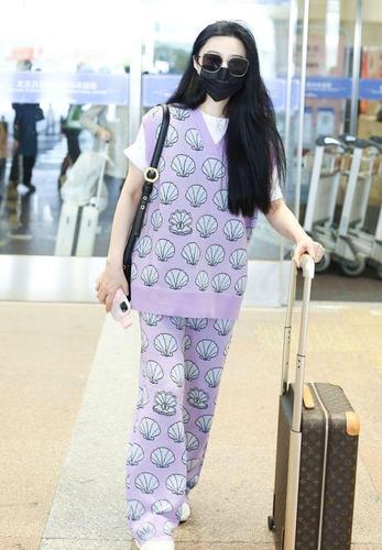 范冰冰又"嫩"一把,针织套装身材臃肿,穿出街头大妈感觉