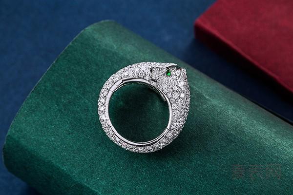 这是毋庸置疑的,而卡地亚猎豹还常常出现在戒指和项链上