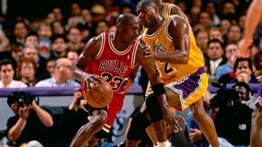 第四场比赛,乔丹的投篮手感不好,21投9中,拿到26分7篮板3助攻4抢断