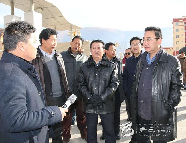 图为李康,益西达瓦与参会人员在炉霍县考察城市建设.