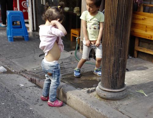 路边撒尿的小男孩