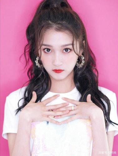 这个季节就适合清爽又不失造型感的高马尾 又甜又俏皮