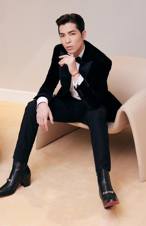 萧敬腾黑色西装氛围感大片