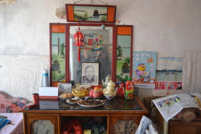 为逝去的长辈摆上供品