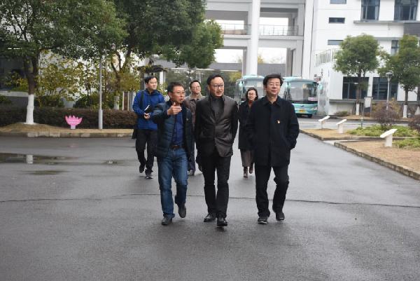 区教育局局长程卫国一行莅临白鹤中学视察指导