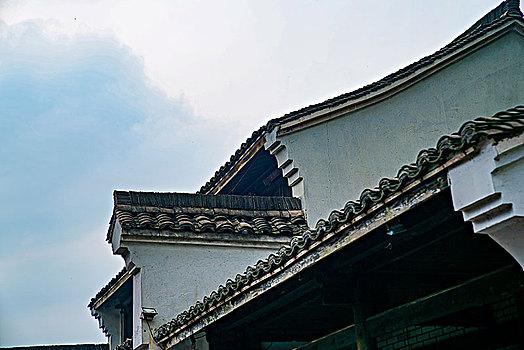 屋顶飞檐下古屋屋檐之上中式建筑,江南建筑,马头墙,白墙,青瓦白墙青瓦