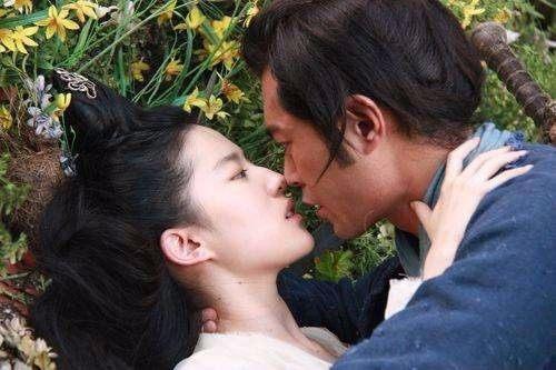 刘亦菲吻过的男星,与古天乐四目相对,胡歌表情太夸张!