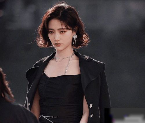 都说许佳琪是the9门面,港风小黑裙出席活动,女总裁气质绝了