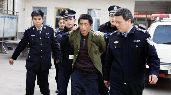 多警联动,大兵压境案发现场    凌晨5时58分,西峡县公安局局长常杰友
