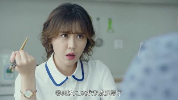 警察锅哥:简凡被美女欣赏,美女:要不要再保护我一回,随后笑了