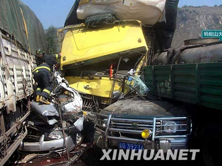 云南通建高速14辆车连环相撞致8人当场死亡[组图]