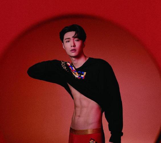 张艺兴穿红短裤拍ck广告秀八块腹肌好身材展现真男人气质