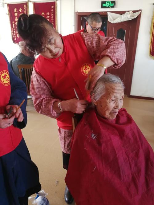 葫芦岛市志愿者3月8日连山区敬老院关爱老人献爰心
