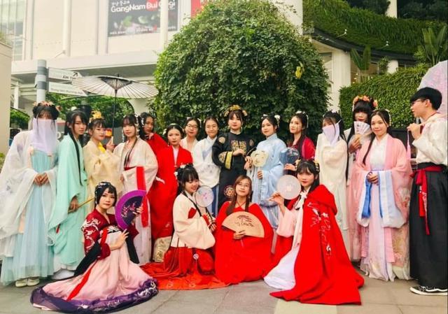 越南人称"汉服"是他们的传统服饰,网友:要脸
