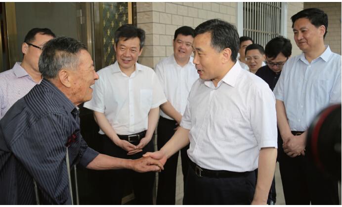 陆志鹏在市,县领导的陪同下慰问曹埠镇甜水村老党员李振发.